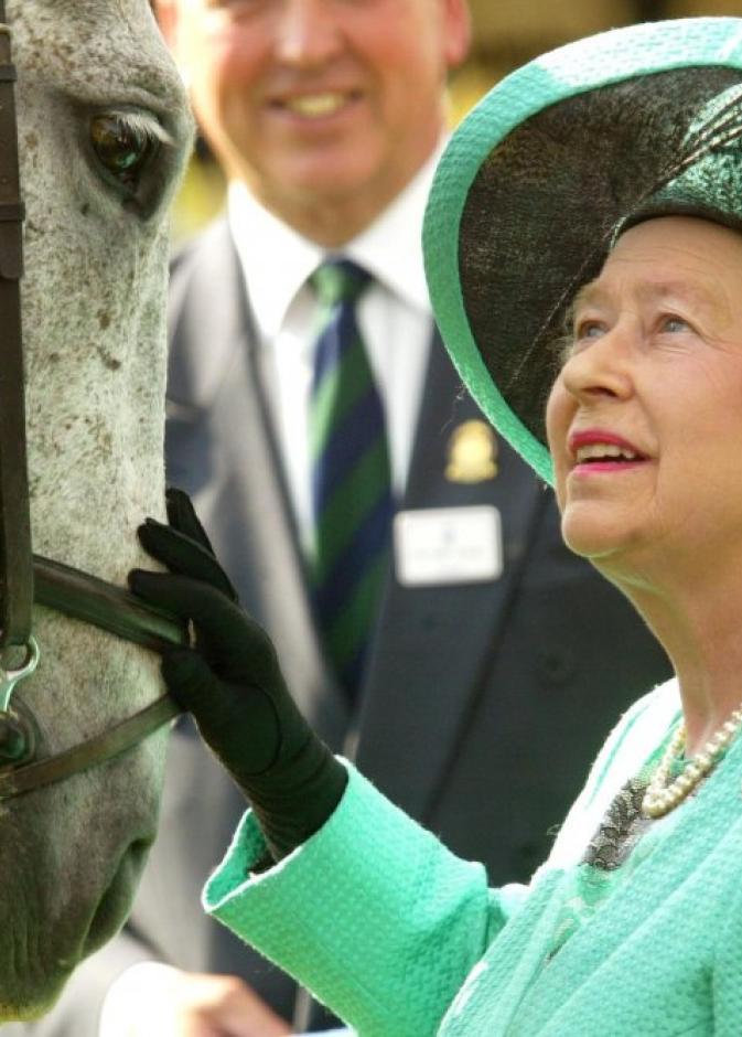 فيلم وثائقي يكشف عن القاعدة التي تتبعها ملكة بريطانيا عند مقابلة الأشخاص الجدد