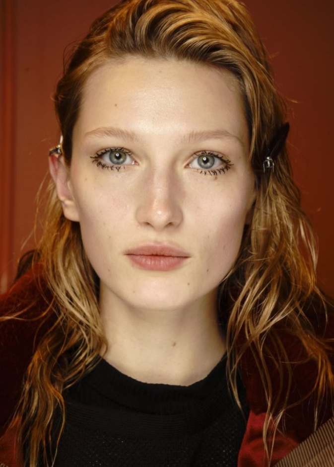  مكياج عيون نيود مع الماسكارا الكثيفة والسوداء من Molly Goddard