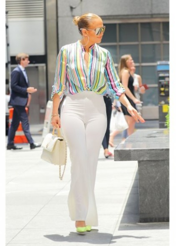 موديلات بناطيل بيضاء مع القمصان المقلمة مستوحى من جنيفر لوبيز