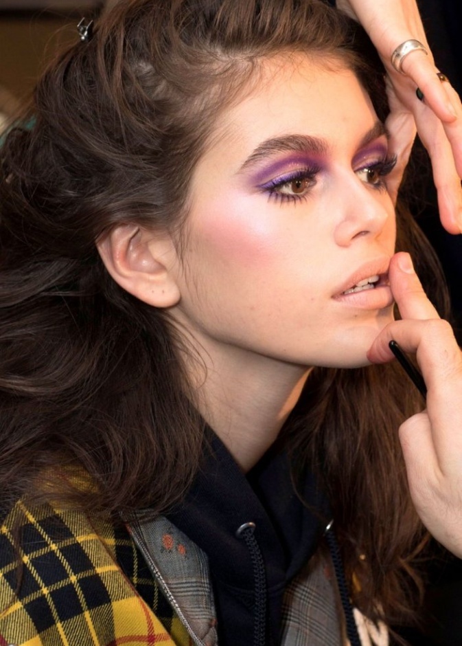 طريقة تطبيق مكياج بنفسجي بأسلوب Kaia Gerber