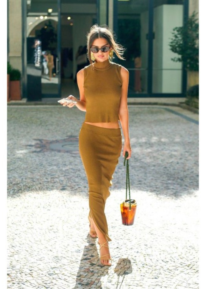 افكار تنسيق الكروب توب مع التنورة المستقيمة