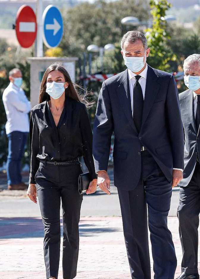  بدت أنيقة بتوب أسود نسقته مع سروال كلاسيكي اسود