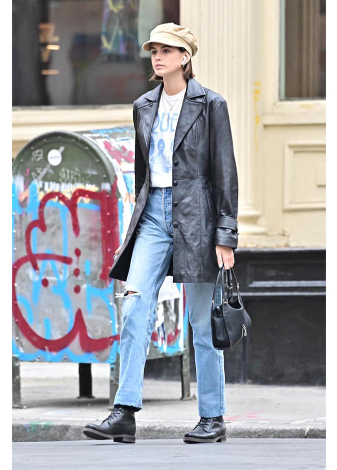  كايا جربر في لوك شبابي في جاكيت جلد متوسط الطول