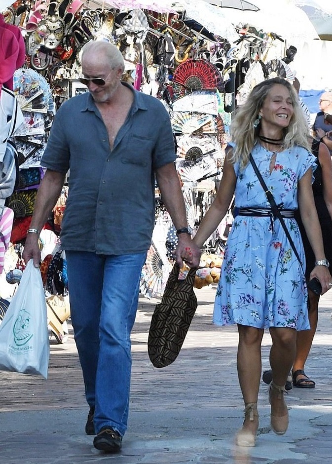 تشارلز دانس نجم Game Of Thrones وإليساندرا في نزهة رومانسية في شوارع البندقية