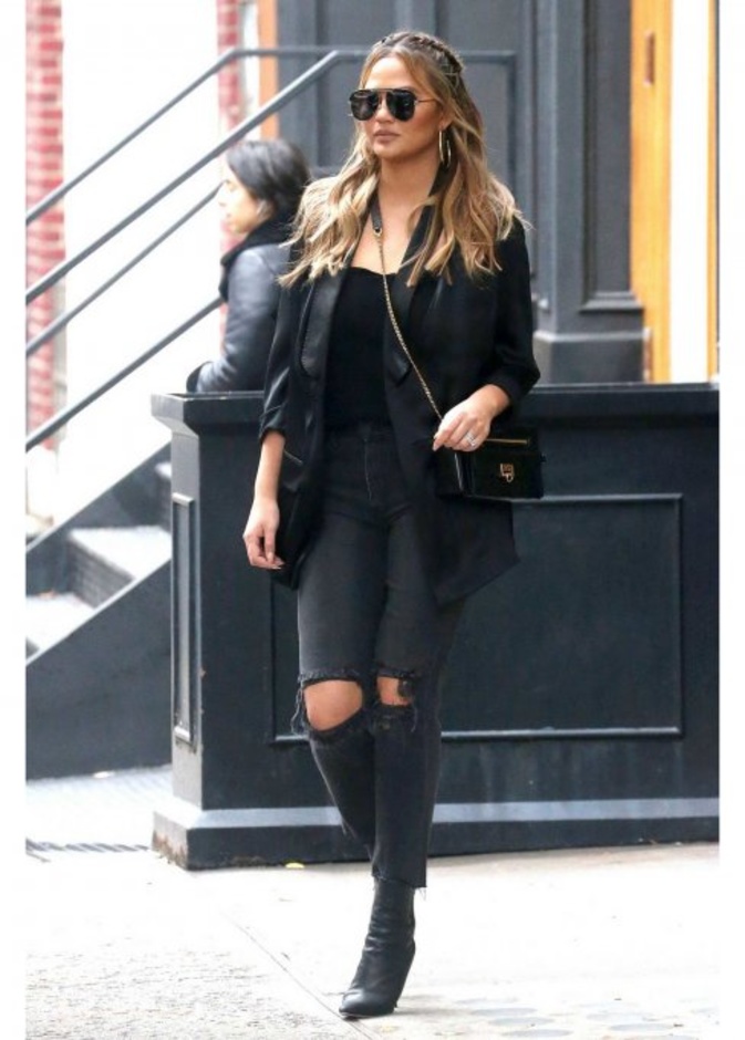 لوك شبابي باللون الأسود نسقته كريسي تيغن