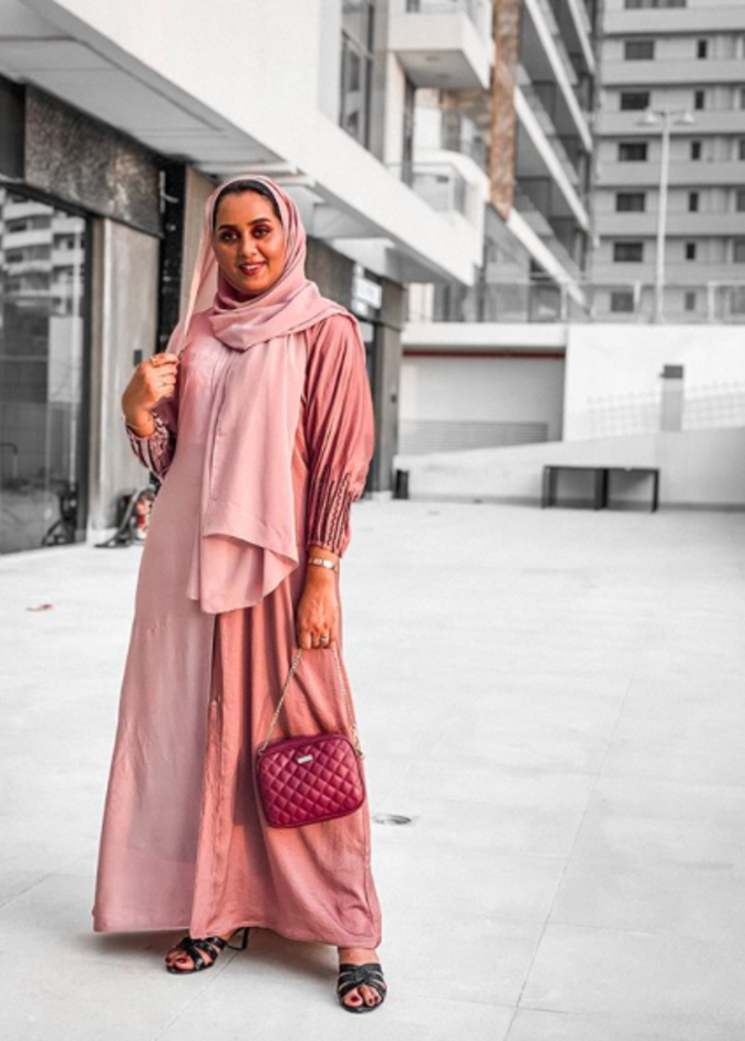 الزهري االأنثوي باطلالة جذابة وناعمة تألقت فيها آلاء البلوشي