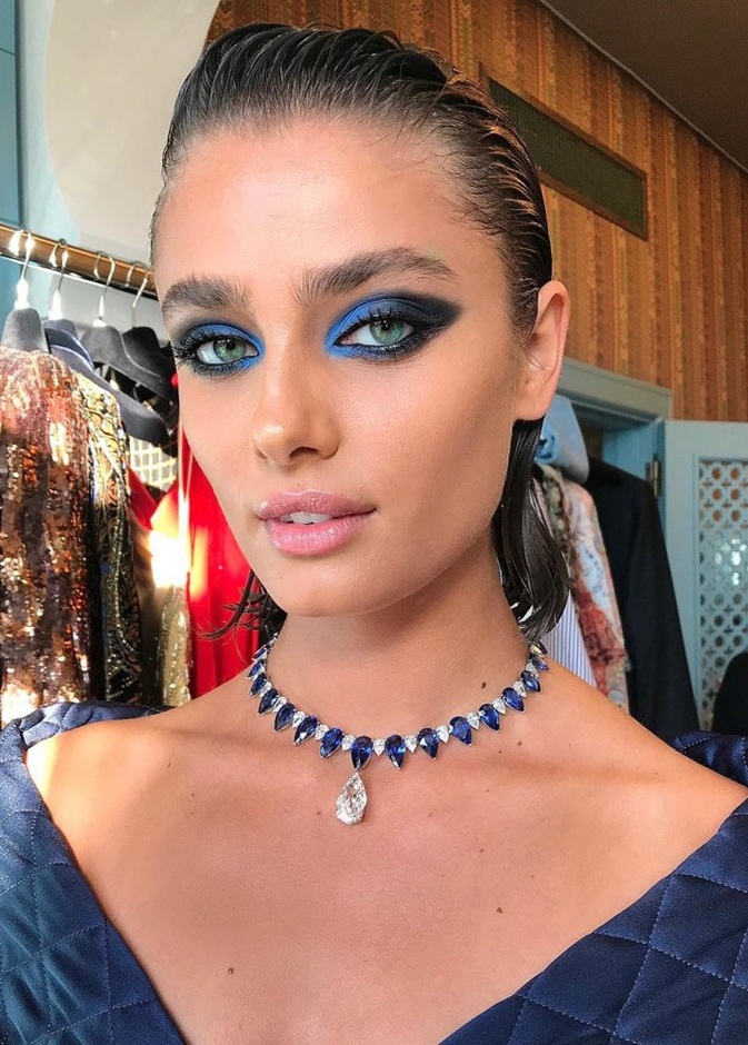 صيحات النجمات الجمالية  مثل Taylor Hill بإطلالة جمالية قوية وملفتة