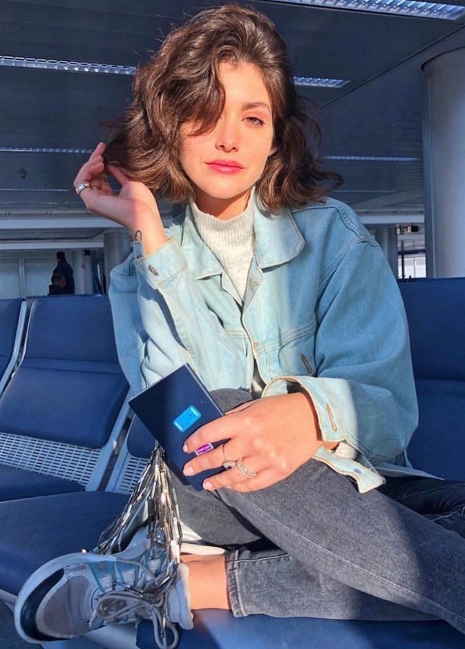  تنسيق الدينيم للمطار على طريقة اطلالات نور عريضة 