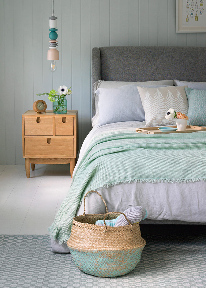  الأزرق مع الأخضر الباستيل في ديكور غرفة نوم يعكسان الهدوء والرومانسية