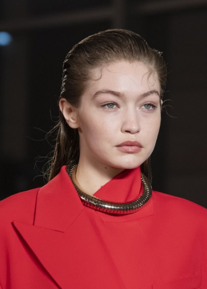 طرق وضع مكياج عيون نيود لسهرات خريف 2020 من Proenza Schouler