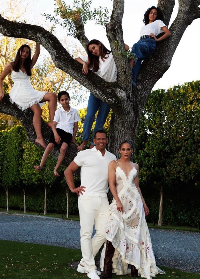 جينيفر لوبيز تحتفل بيوم العمال مع خطيبها أليكس وأولادهما