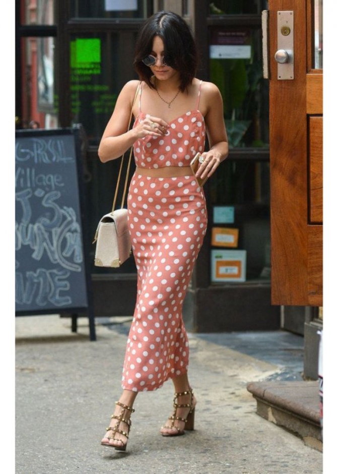  نسقت فانيسا هادجنز لوك عصري في التنورة المنقطة