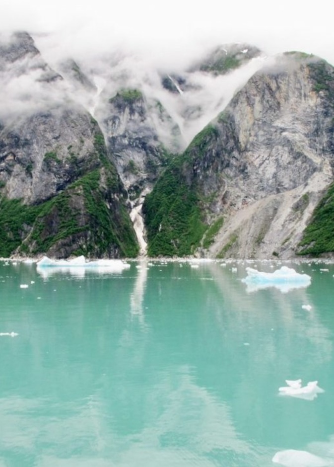 مشهد ساحر من مضيق ترايسي آرم في آلاسكا