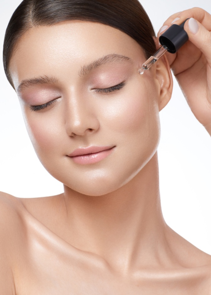 من أبرز النصائح الجمالية للعنياة بالبشرة هو تطبيق المستحضرات بالترتيب الصحيح