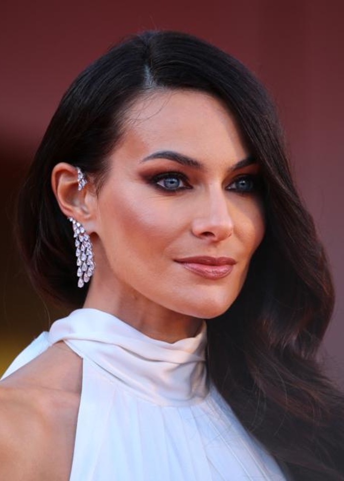  باولا توراني ترتدي أقراط من ميسيكا Messika