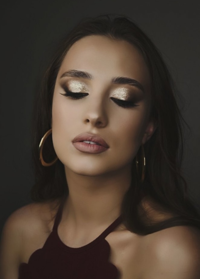 مكياج عيون براق وذهبي لسهرات صيف 2020