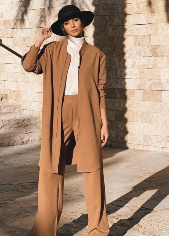 تنسيق اطلالات خريفية بدرجات الكاميل للمشاوير الصباحية