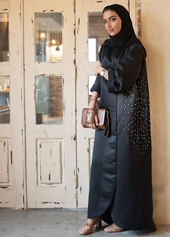  تنسيق اطلالات بالعبايات مع اللؤلؤ من وحي يارا النملة