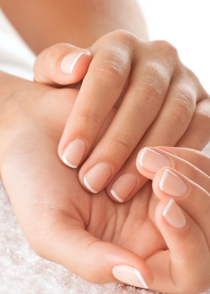 فوائد زيت المر للعنايه بالاظافر ونموها بسرعة