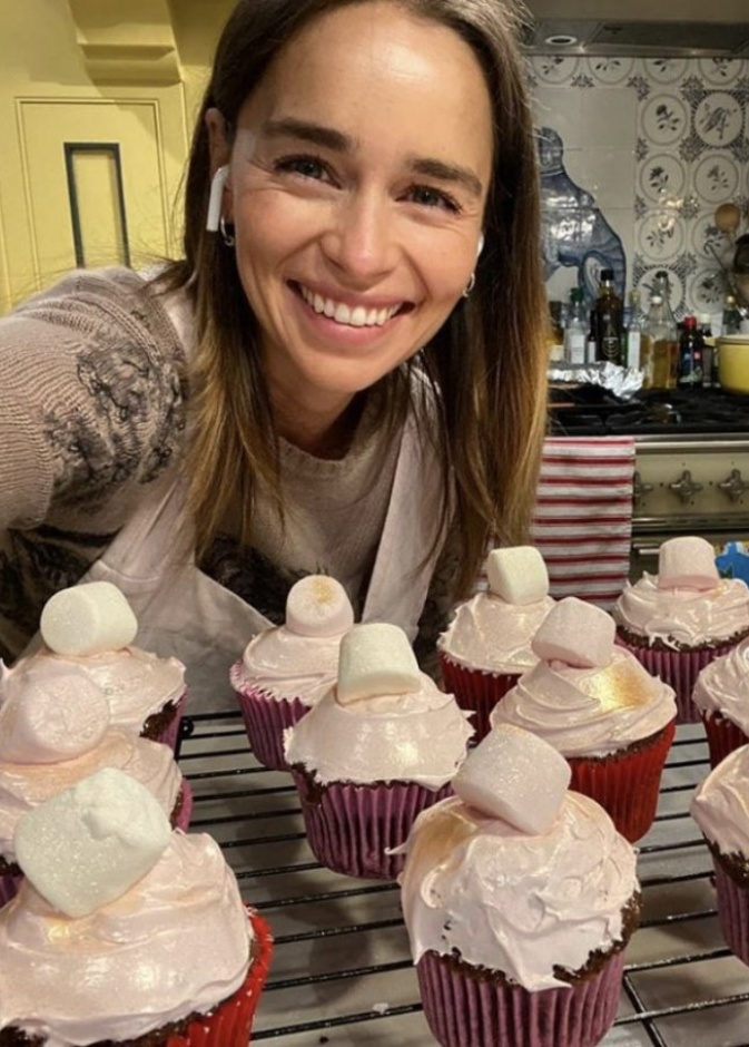 لا تزال إميليا كلارك تصنع الحلويات حتى بعد انتهاء الحجر الصحي