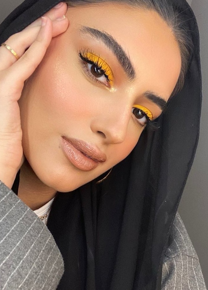 خطوات تطبيق المكياج الملون بدرجات الأصفر