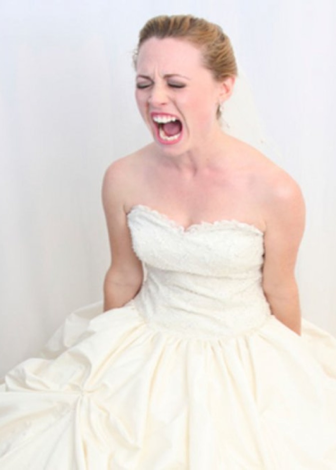 تشاجرت العروس مع احد المعازيم الذي حاول افساد حفلها