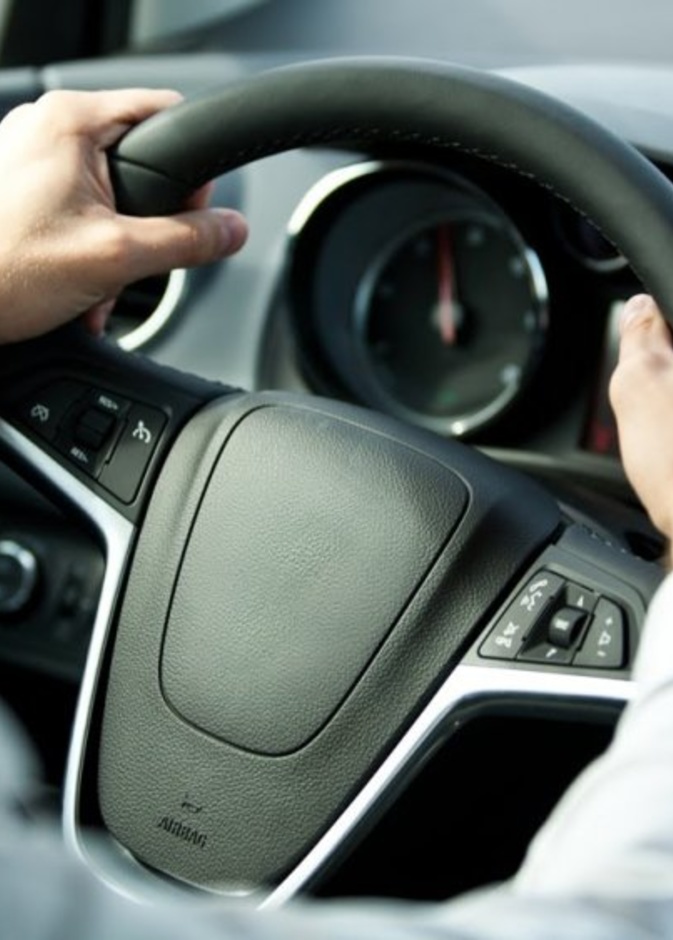 أخطاء كارثية يجب تجنبها أثناء قيادة السيارة