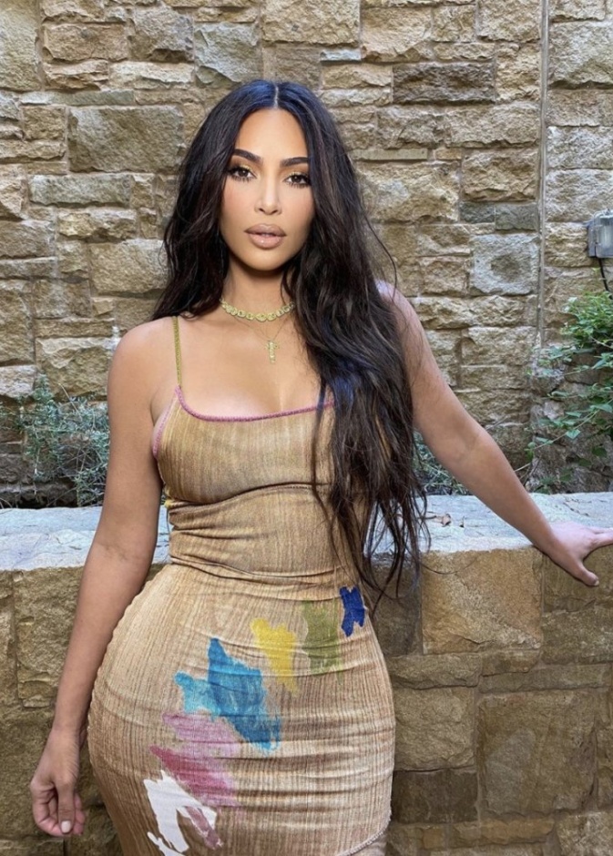  فستان صيفي معرق من اطلالات كيم كارداشيان
