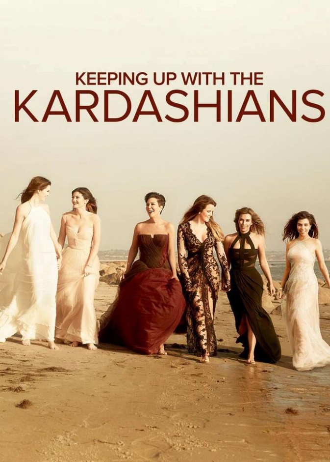 اطلالات الاخوات كارداشيان في صورة الموسم الثامن بفساتين سهرة أنيقة طويلة