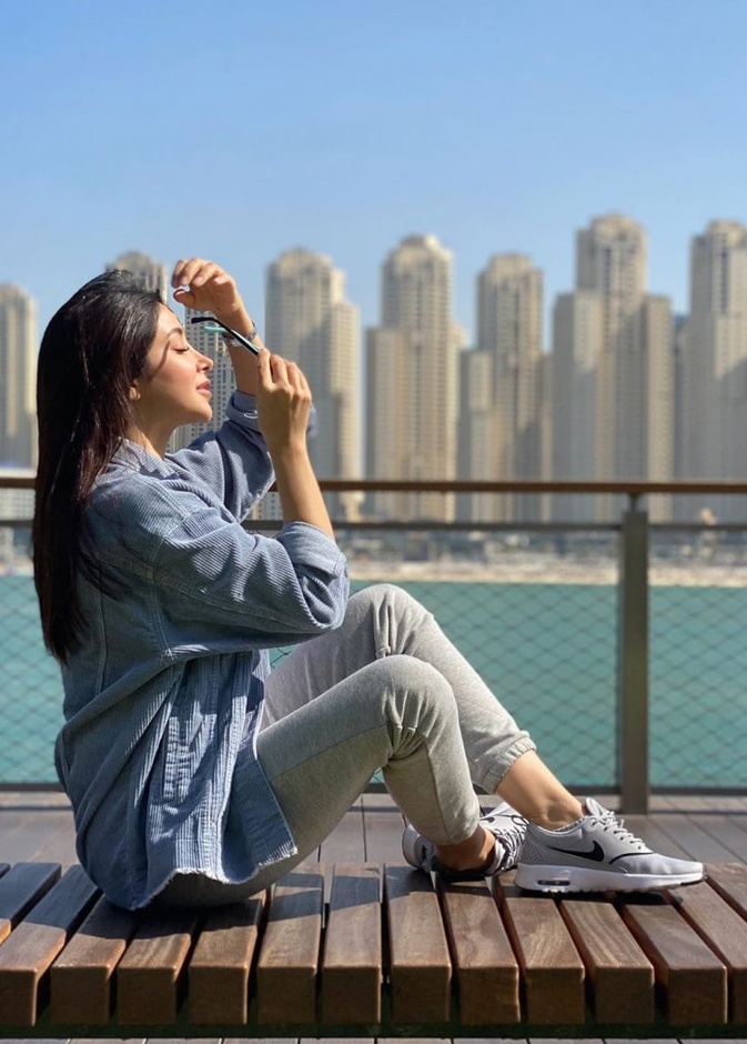 اطلالات رياضية مريحة وعصرية مستوحاة من اطلالات اسيل عمران