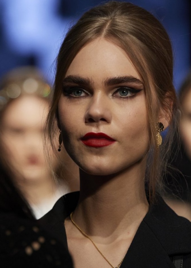 طريقة رسم الايلاينر حسب شكل العين ودمجه مع الظلال كالمحترفين من Dolce & Gabbana