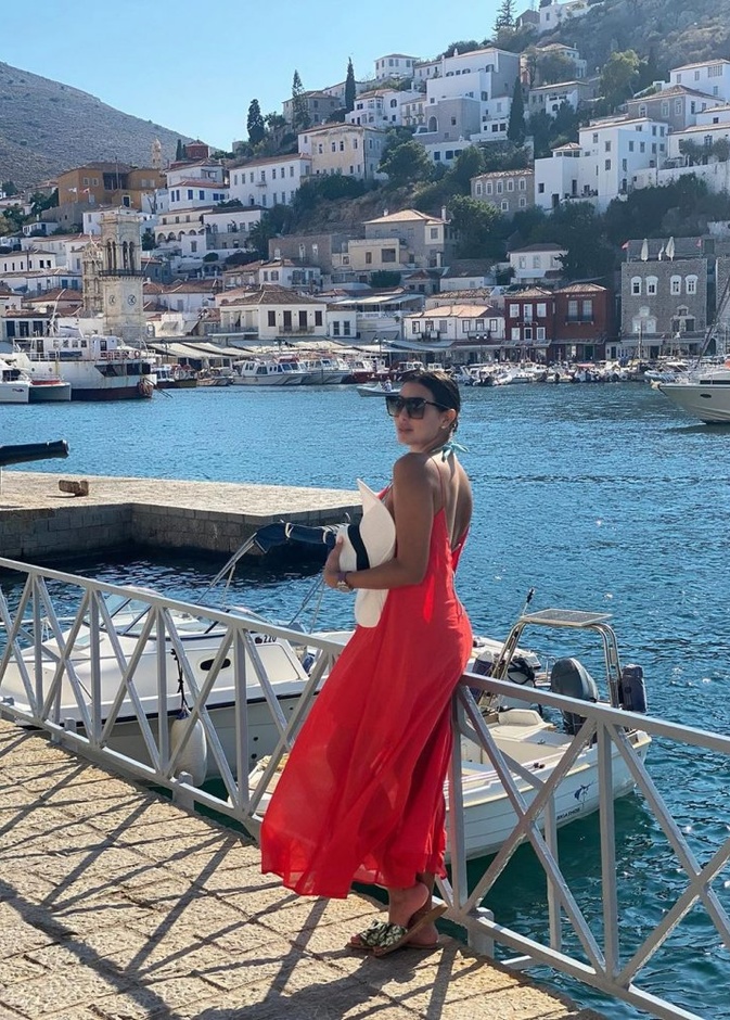 صور احدث اطلالات ياسمين صبري بالفساتين الحمراء العصرية على الشاطئ