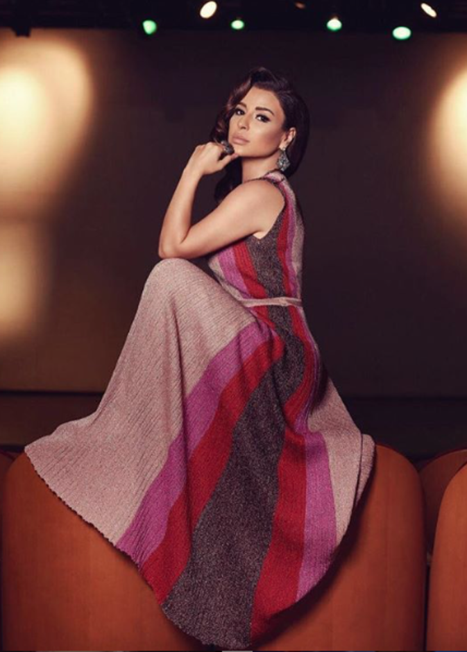  نقشة الخطوط العريضة بألوان متناغمة وأنيقة باطلالة راقية بفستان السهرة بالقصة البسيطة