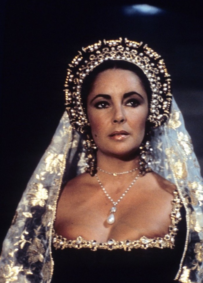 مجوهرات اليزابيث تايلور في فيلم Anne Of The Thousand Days