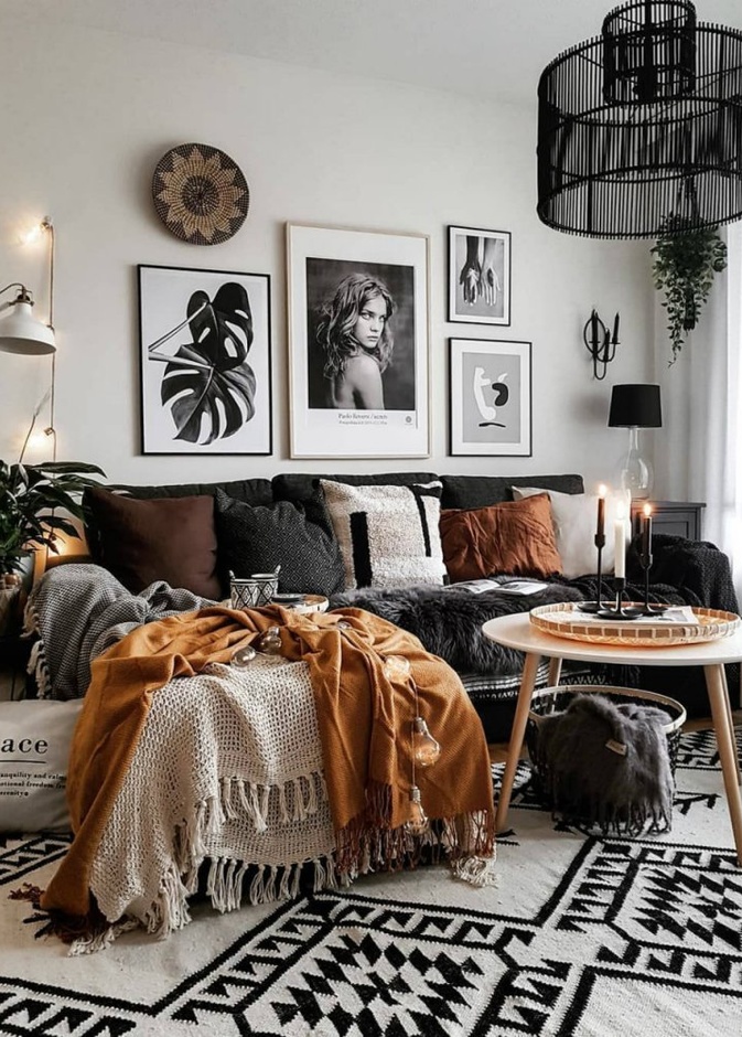  الوسائد بأقمشة دافئة تعطي ديكور غرفة المعيشة طابع خريفي