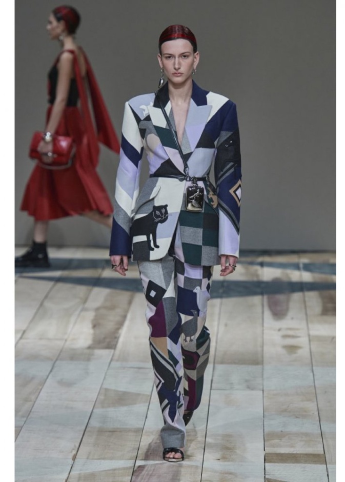  احدث موديلات بدلات رسمية نسائية من Alexander McQueen