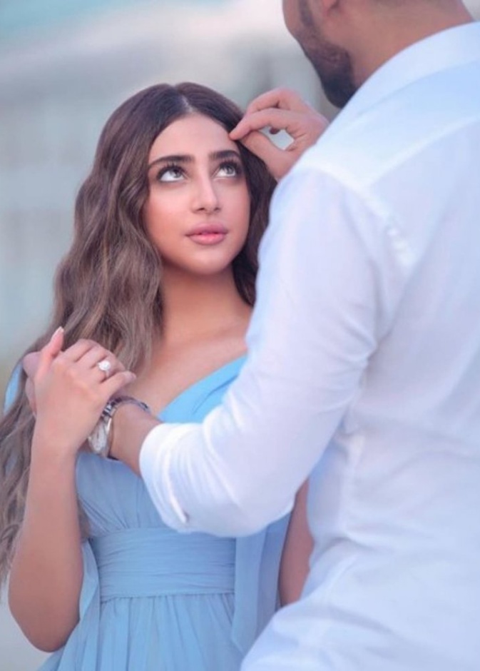  أبرار سبت في لقطة رومانسية خلال خطوبتها