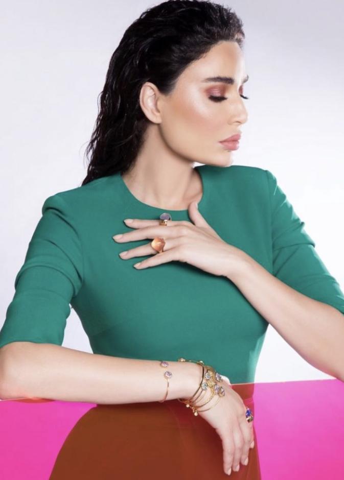 اعتمدت سيرين عبد النور الشعر والمكياج والمجوهرات العصرية في أجدد إطلالاتها