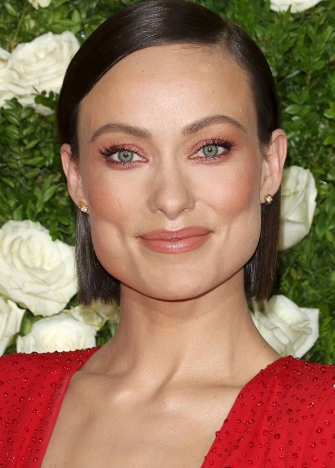 مكياج وردي ناعم يناسب العيون الملونة من وحي Olivia Wilde