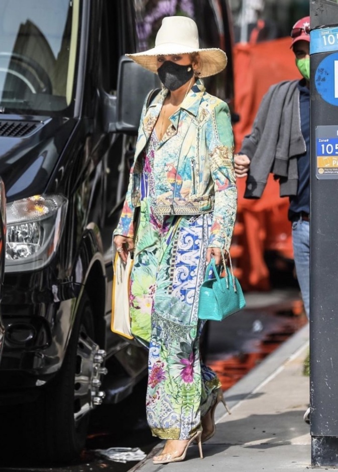 جينيفر لوبيز تعتمد إطلالة جريئة مع الالتزام بالكمامة في شوارع نيويورك