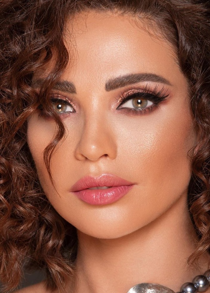 طريقة تطبيق مكياج وردي بأسلوب داليدا خليل