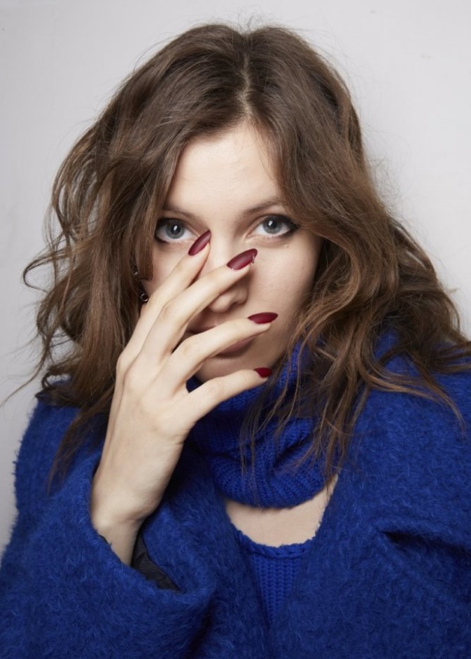  تدرجات الوان المناكير المطفي المخملي لخريف 2020 من دار Monse