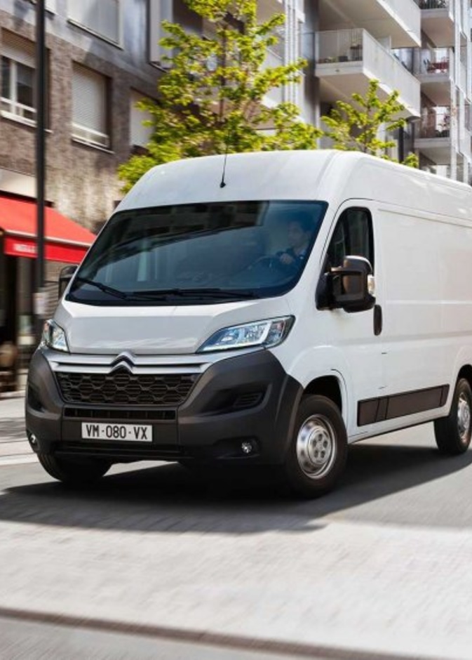 إطلاق سيارات Ami الكهربائية الصغيرة