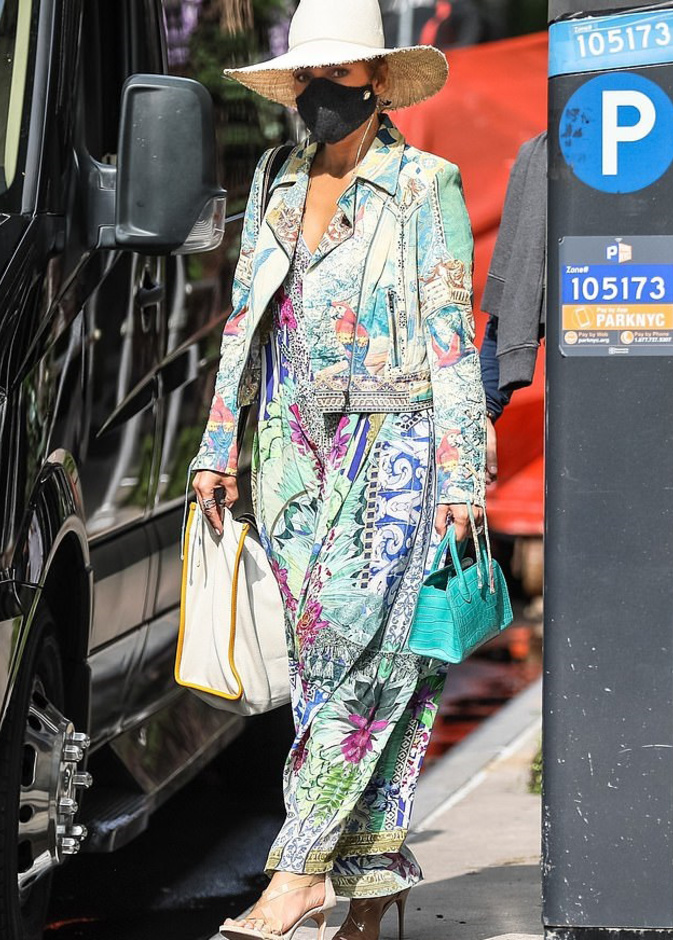  اطلالات جينيفر لوبيز الصيفية بموضة الفستان المزخرف