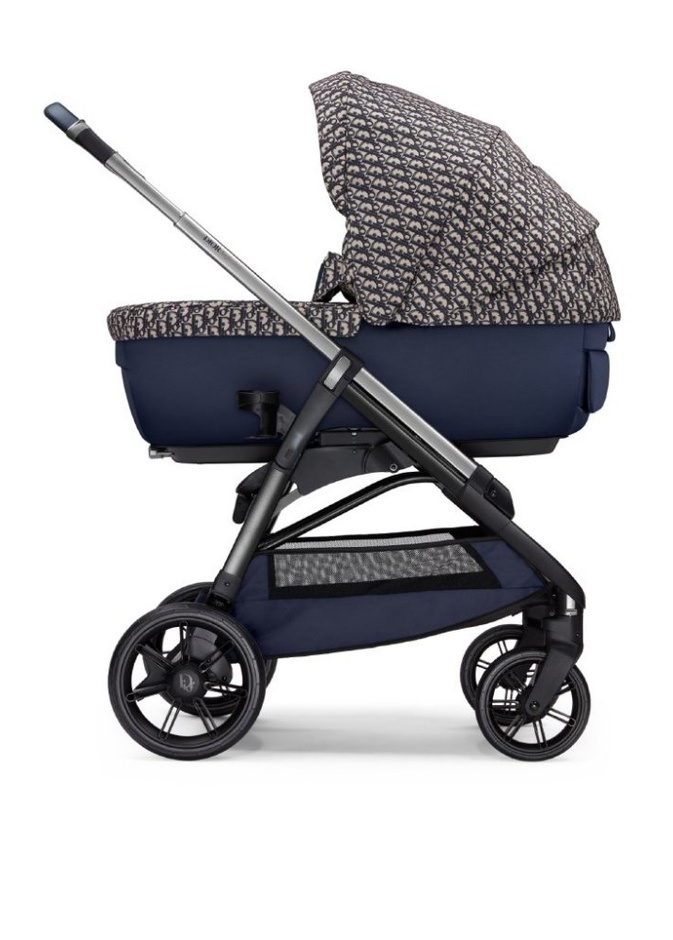 عربة أطفال لا مثيل لها من Dior