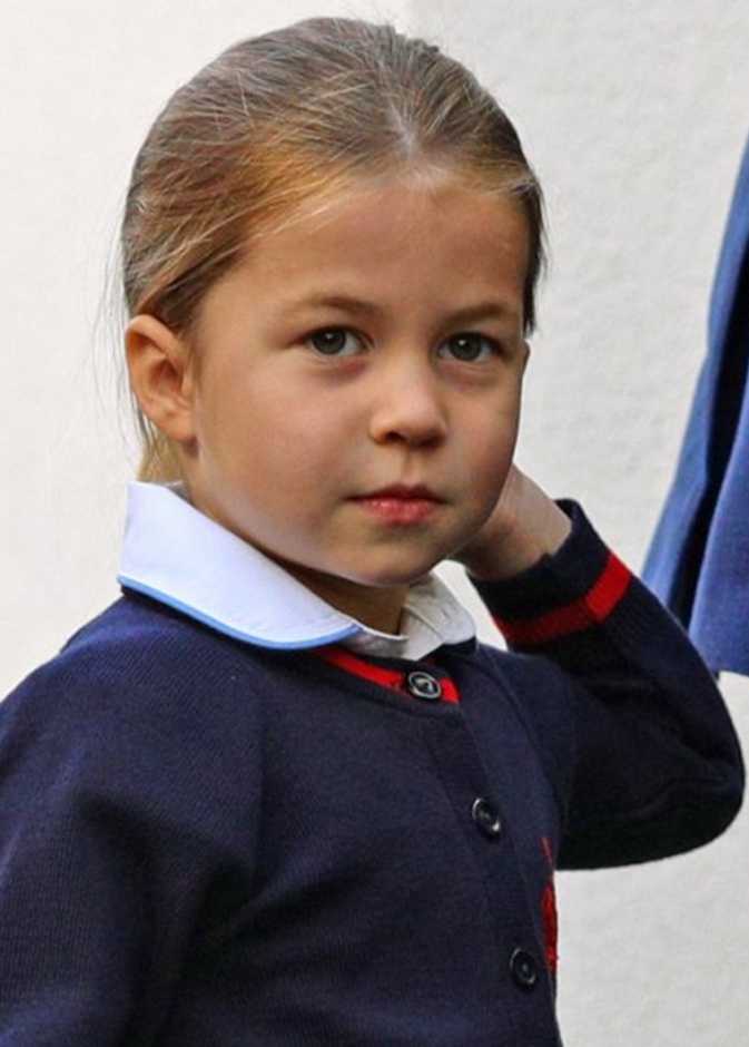 الأميرة تشارلوت تزين حقيبتها بإكسسوار أنيق