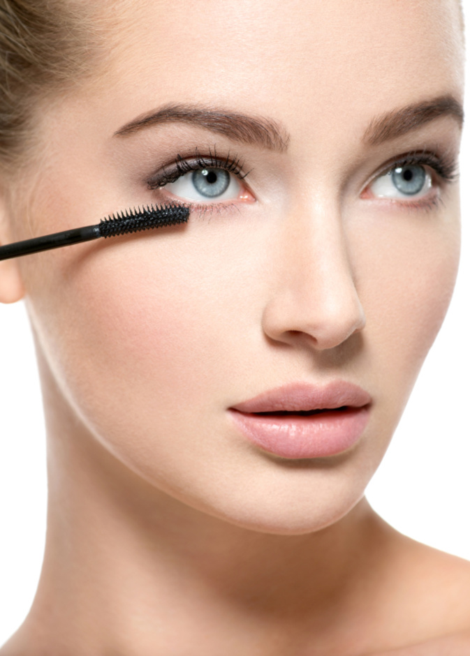 4 حيل جمالية لتطويل الرموش وتكثيفها باستخدام المكياج