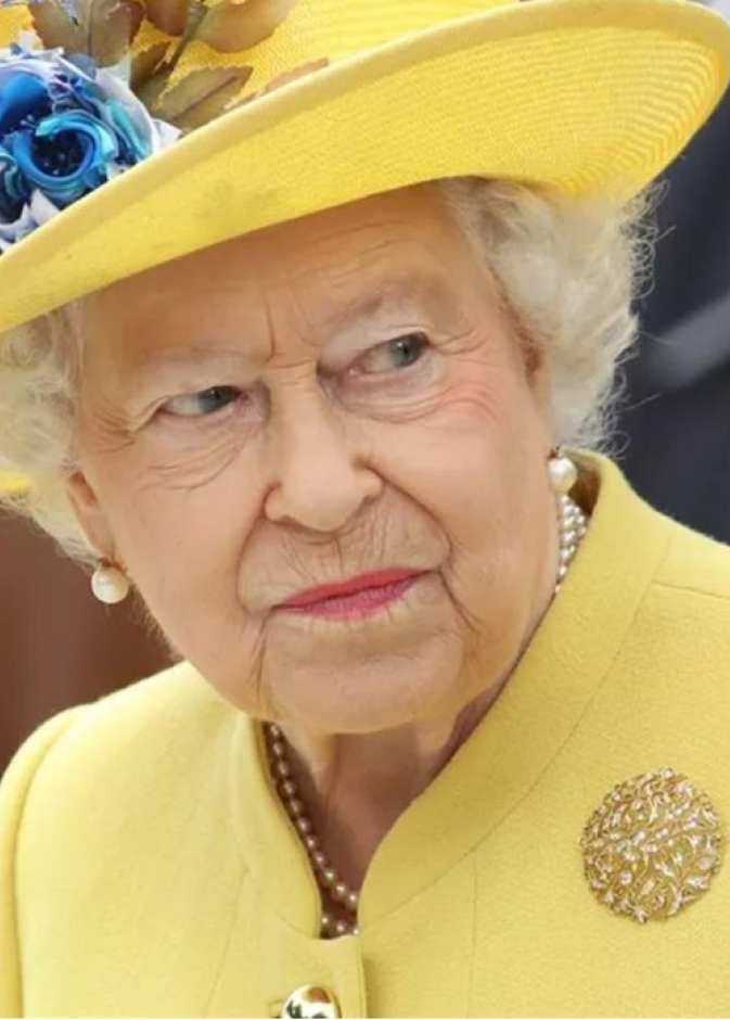 مجوهرات ملكة بريطانيا الملكة اليزابيث