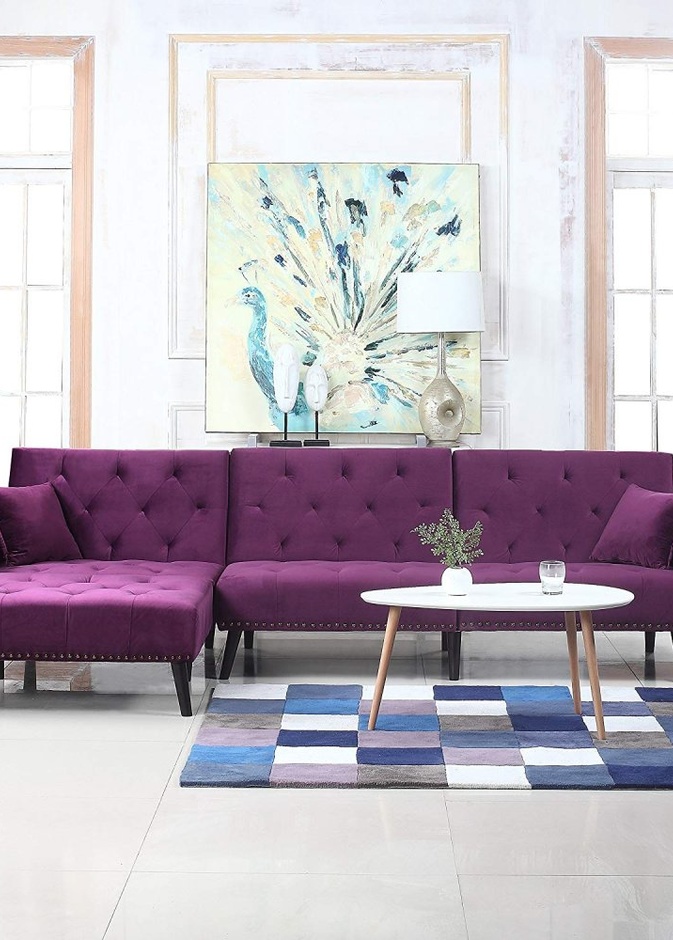 ديكور غرفة معيشة مودرن بألوان هادئة وكنب بنفسجي جذاب يميز الفراغ