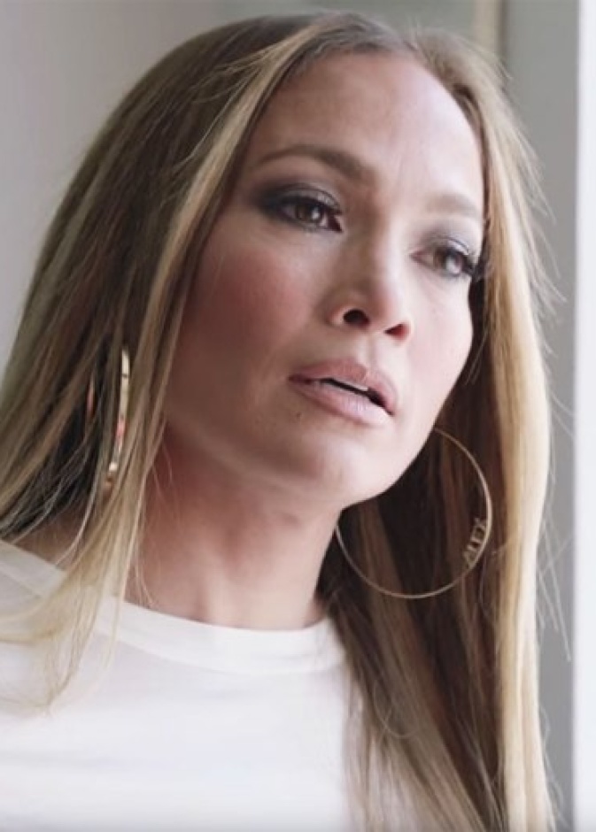  جينيفر لوبيز بأقراط ذهب شخصية